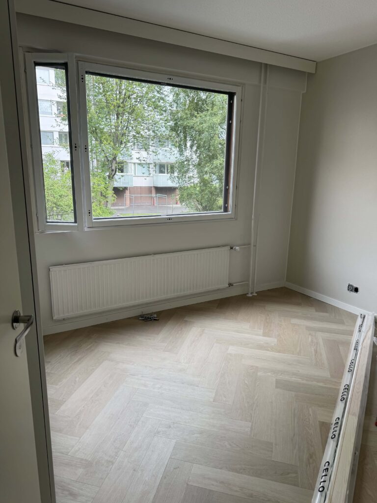 Huoneen remontoinnin viimeisiä vaiheita.