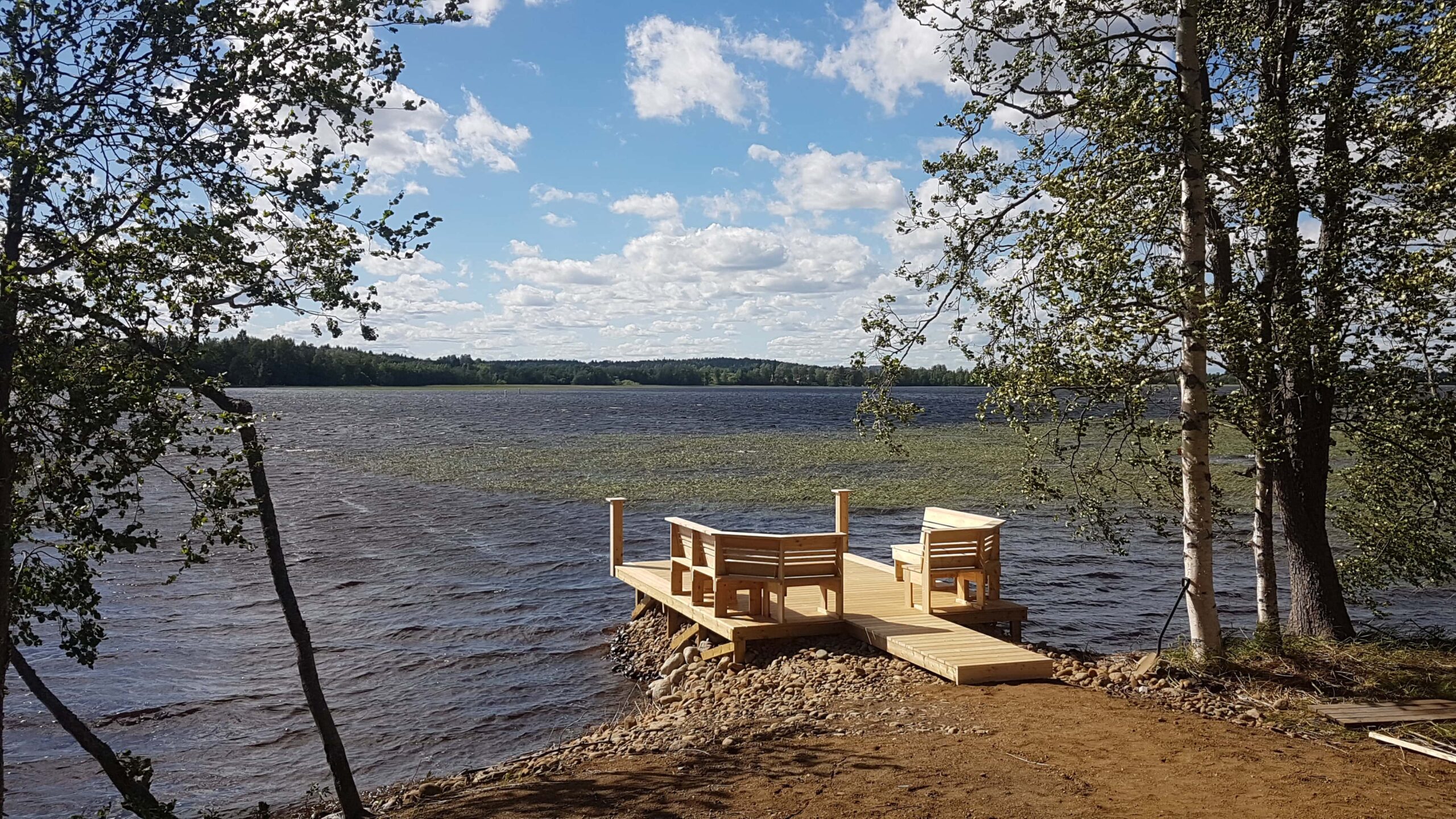 Remontoitu laituri rannassa.