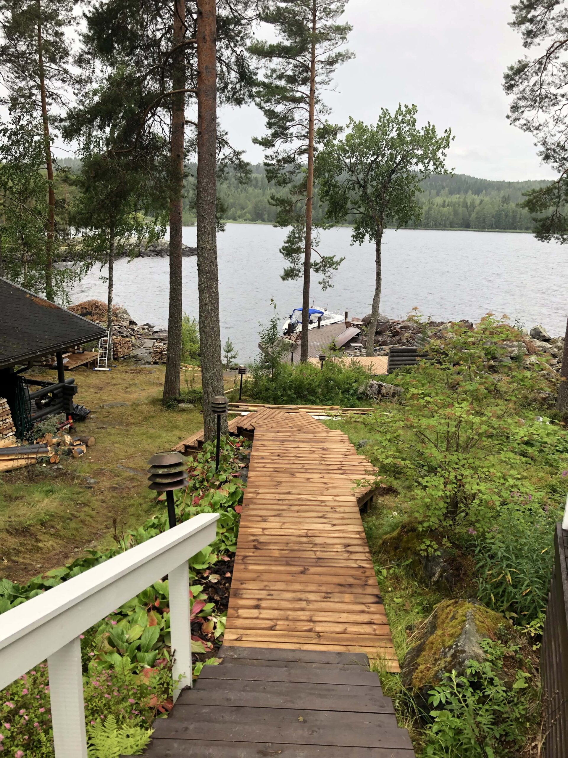 Kesän piharemontointia, rappuset venelaiturille.