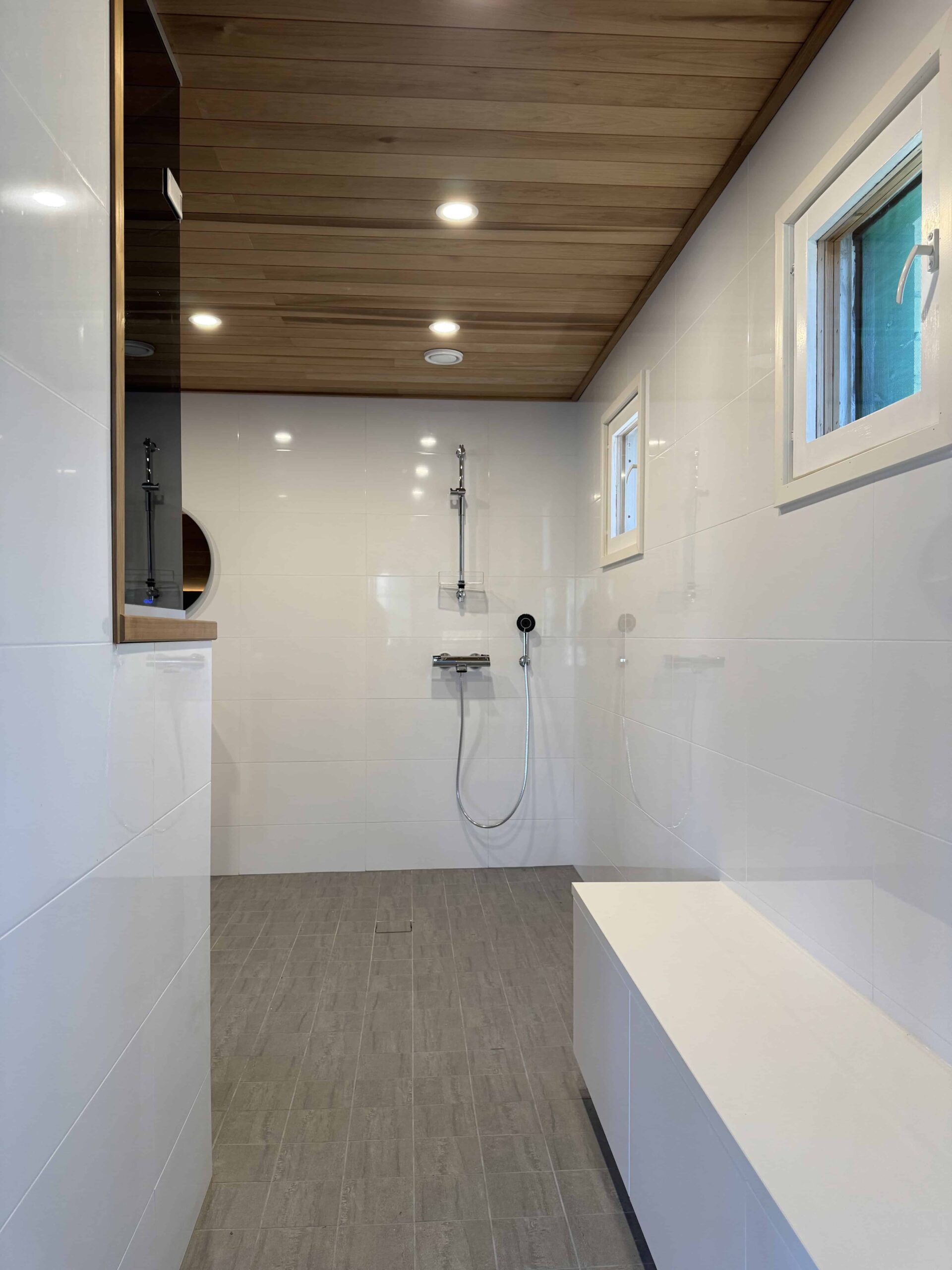 Avaran kylpyhuoneen käytävä.