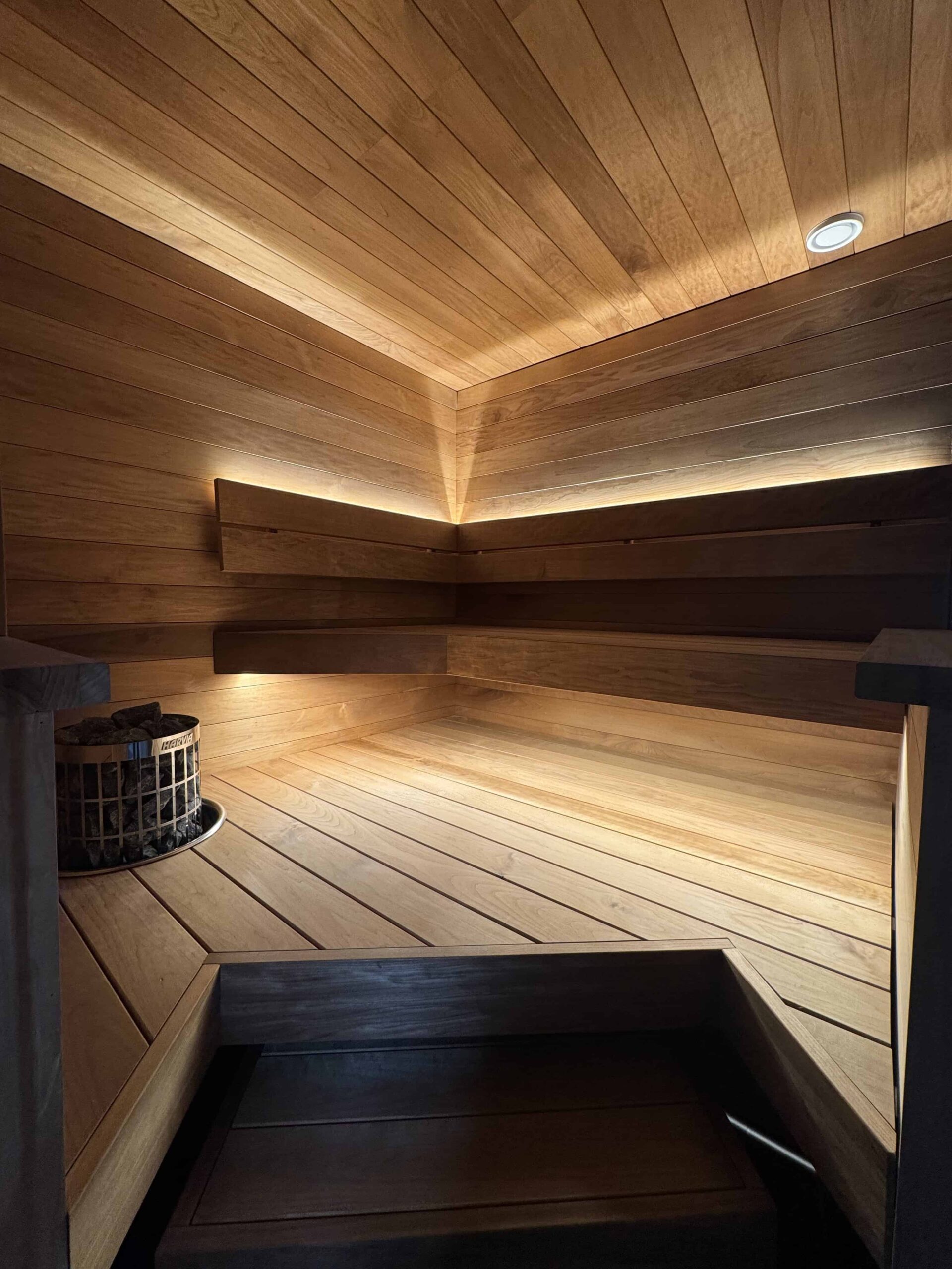 Tunnelmallinen saunan sisäänkäynti.