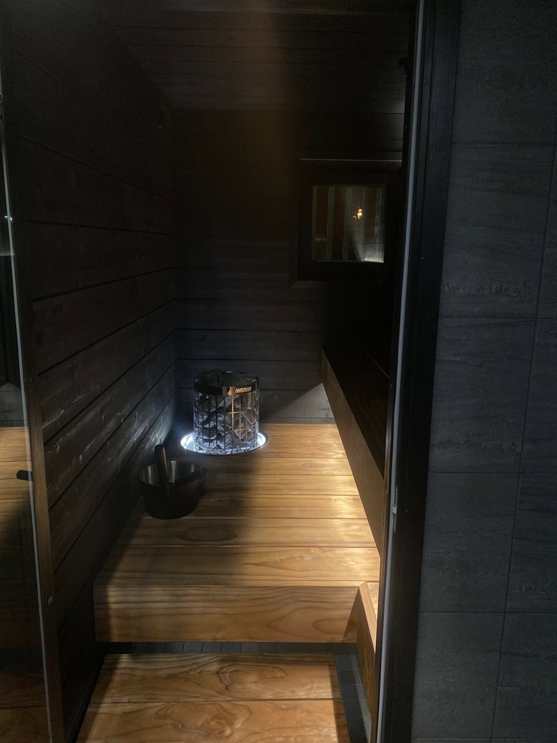 Uusittu tumma sauna remontin jälkeen.