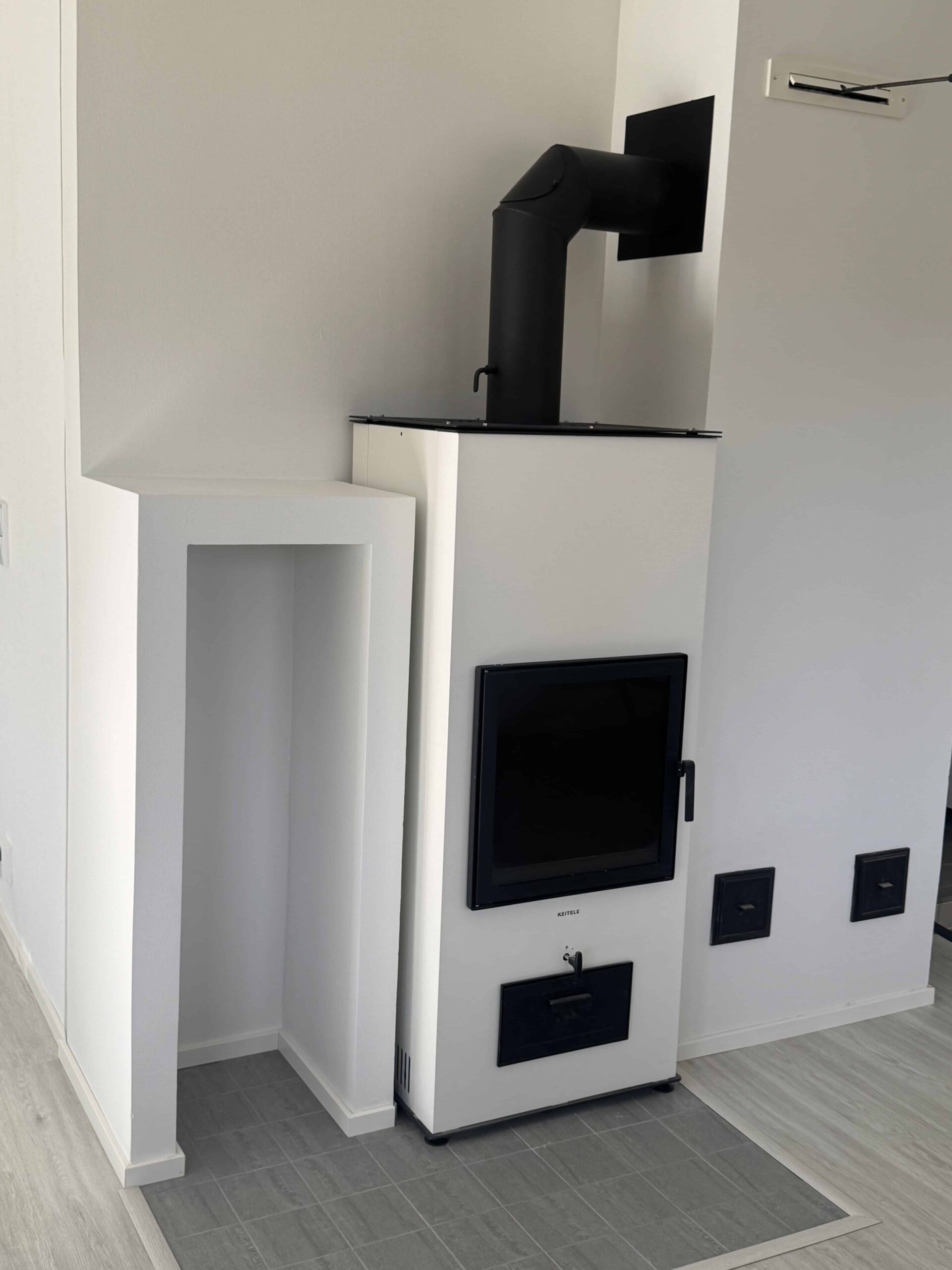 Pintaremontoitu valkea tulisija.