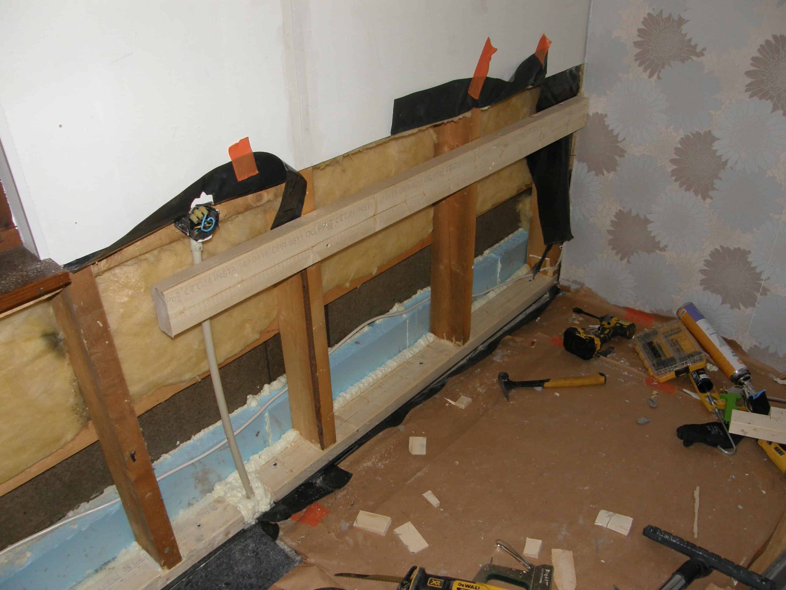 Valesokkeliremontti keskellä korjausta.